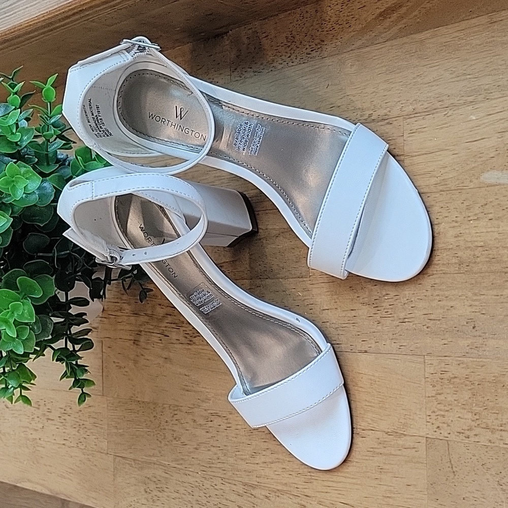 Worthington Beckwith Block Heel |  Size 6W |  White